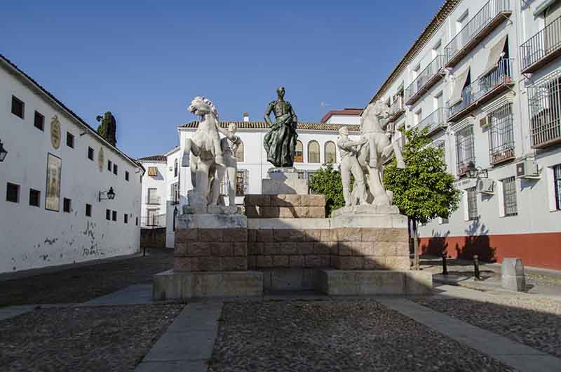 Córdoba 218 - plaza Conde de Priego y monumento a Manolete.jpg